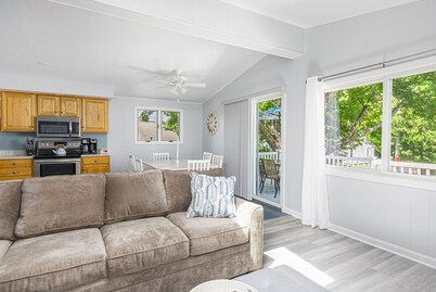 Walk to Beach 1/4 Mile, Central A/C, Modern!