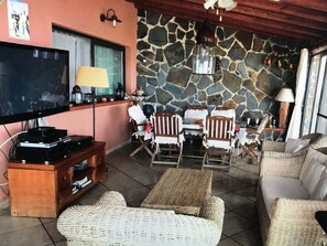 Een televisie en een stereo