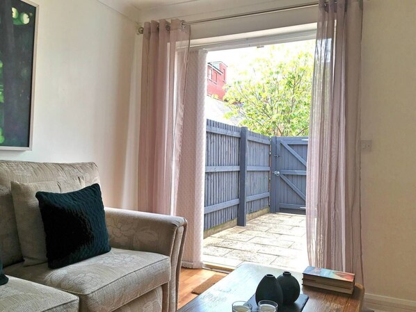 Living room - City Centre Townhouse - Perfect for a City Break (Exeter)