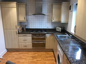 Private kitchen - City Centre Townhouse - Perfect for a City Break (Exeter)