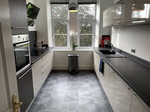 Apartment (3 Bedrooms) | Private kitchen | Fridge, microwave, oven, dishwasher - Stylish 3 Bed Apartment in Bristol (Bristol)