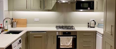 코티지 (1 Bedroom) | 전용 주방 | 냉장고, 전자레인지, 오븐, 쿡탑