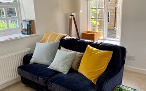 คอทเทจ (1 Bedroom) | ห้องนั่งเล่น | ทีวี