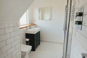 House (4 Bedrooms) | Bathroom - Family Home in Newquay, Parking, 3 min Walk Beach (Newquay)