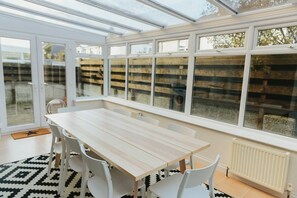 In-room dining - Family Home in Newquay, Parking, 3 min Walk Beach (Newquay)