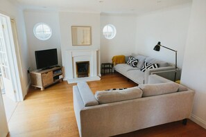 House (4 Bedrooms) | Living room | TV, books - Family Home in Newquay, Parking, 3 min Walk Beach (Newquay)