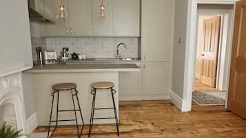 Apartment (1 Bedroom) | Eigene Küche | Kühlschrank, Mikrowelle, Ofen, Herdplatte