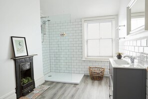 Apartemen (1 Bedroom) | 1 kamar tidur, setrika/meja setrika, dan seprai linen