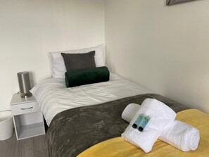 House (3 Bedrooms) | 3 bedrooms, free WiFi, bed sheets - Hodgehill Apartments (Birmingham)