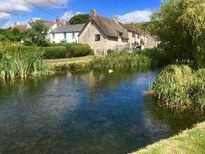 Lake - Idyllic Riverside Cottage in Dorset (Weymouth)