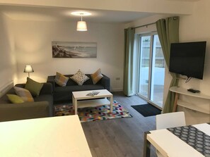 House (2 Bedrooms) | Living room | Flat-screen TV, fireplace, streaming services