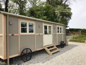Exterior - 5 Luxury Shepherds Hut Mobile Home (Tavistock)