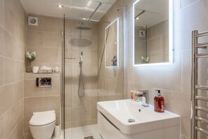 Apartemen, 2 kamar tidur | Kamar mandi | Bathtub dan shower terpisah, pengering rambut, handuk, dan sabun