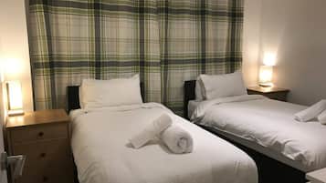 4 habitaciones, tabla de planchar con plancha y ropa de cama