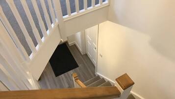 4 habitaciones, tabla de planchar con plancha y ropa de cama