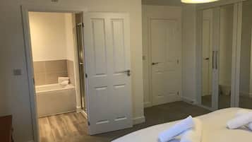 House (4 Bedrooms) | 4 bedrooms, iron/ironing board, bed sheets