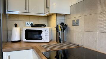 House (3 Bedrooms) | Private kitchen | Fridge, oven, coffee/tea maker, cookware/dishes/utensils