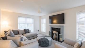 Rumah (3 Bedrooms) | Ruang keluarga | Smart TV