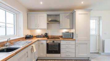 House (3 Bedrooms) | Dapur peribadi | Ketuhar, mesin basuh pinggan mangkuk