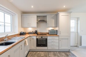 Maison (3 Bedrooms) | Cuisine privée | Un four, lave-vaisselle, vaisselle et ustensiles