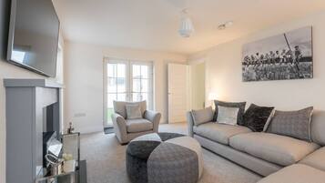 Rumah (3 Bedrooms) | Ruang keluarga | Smart TV