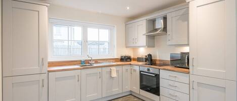 Maison (3 Bedrooms) | Cuisine privée | Four, lave-vaisselle, batterie de cuisine, vaisselle et ustensiles