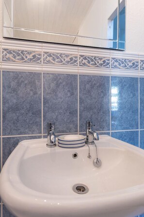 Rumah (3 Bedrooms) | Kamar mandi | Pengering rambut dan handuk