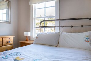 3 bedrooms, iron/ironing board, bed sheets