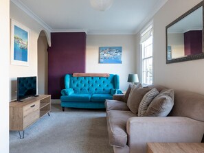 Rumah (3 Bedrooms) | Ruang keluarga | TV