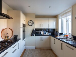 Maison (3 Bedrooms) | Cuisine privée | Réfrigérateur, four à micro-ondes, un four, surface de cuisson