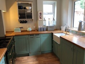 Fridge, microwave, oven, dishwasher - Victorian Family Home Overlooking the Park in Exeter City Centre (Exeter)