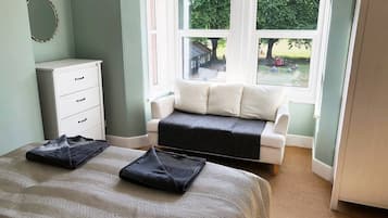 4 bedrooms, desk, iron/ironing board, free WiFi