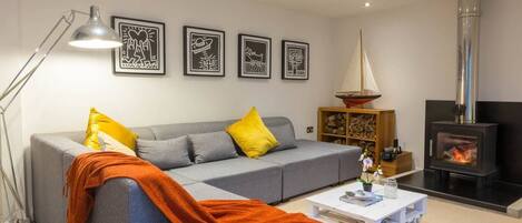 House (2 Bedrooms) | Living room | TV, fireplace