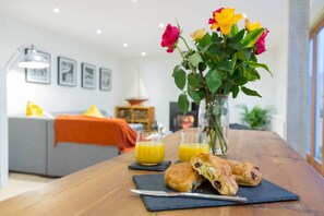 Casa (2 Bedrooms) | Sala de estar | Una televisión, una chimenea