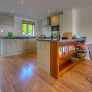 House (3 Bedrooms) | Private kitchen - Stunning Lakeside Lodge Within Cotswold Water Park (Cirencester)