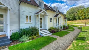 Exterior - Stunning Lakeside Lodge Within Cotswold Water Park (Cirencester)