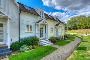 Exterior - Stunning Lakeside Lodge Within Cotswold Water Park (Cirencester)