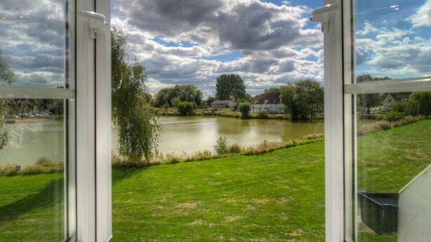 Property grounds - Stunning Lakeside Lodge Within Cotswold Water Park (Cirencester)