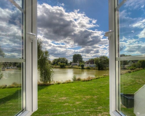 Stunning Lakeside Lodge Within Cotswold Water Park