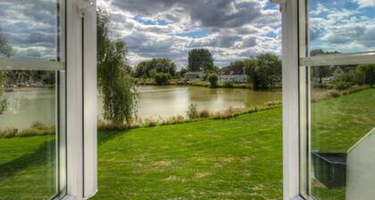 Stunning Lakeside Lodge Within Cotswold Water Park