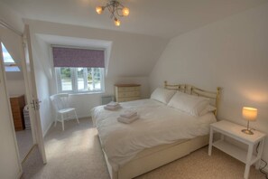 Hus (3 Bedrooms) | 3 soverom, strykejern/-brett, barnesenger (inkludert) og sengetøy