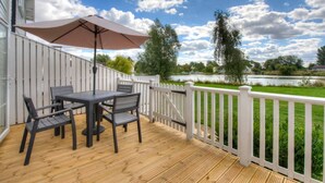 House (3 Bedrooms) | Balcony - Stunning Lakeside Lodge Within Cotswold Water Park (Cirencester)