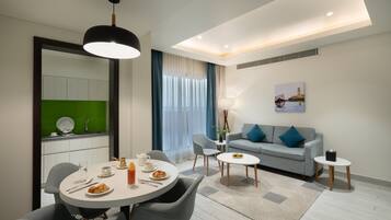 Premier kamer, 1 slaapkamer | Woonruimte | Een 40-inch flatscreentelevisie met kabelzenders en televisie