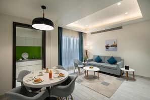Premier Room, 1 Bedroom | Ruang tamu | 40 inci televisyen skrin rata dengan kabel, TV 
