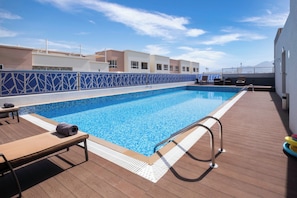 Udendørs pool, parasoller, liggestole