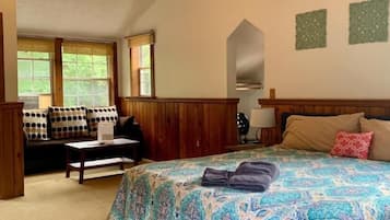 Cabaña (Evergreen Suite - Pet Friendly) | Decoración personalizada, muebles diferentes y wifi gratis