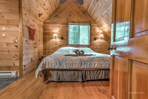 Moss Cottage (Pet Friendly) | Individually decorated, individually furnished, free WiFi, bed sheets - Magnolia Streamside Resort (Canadensis)