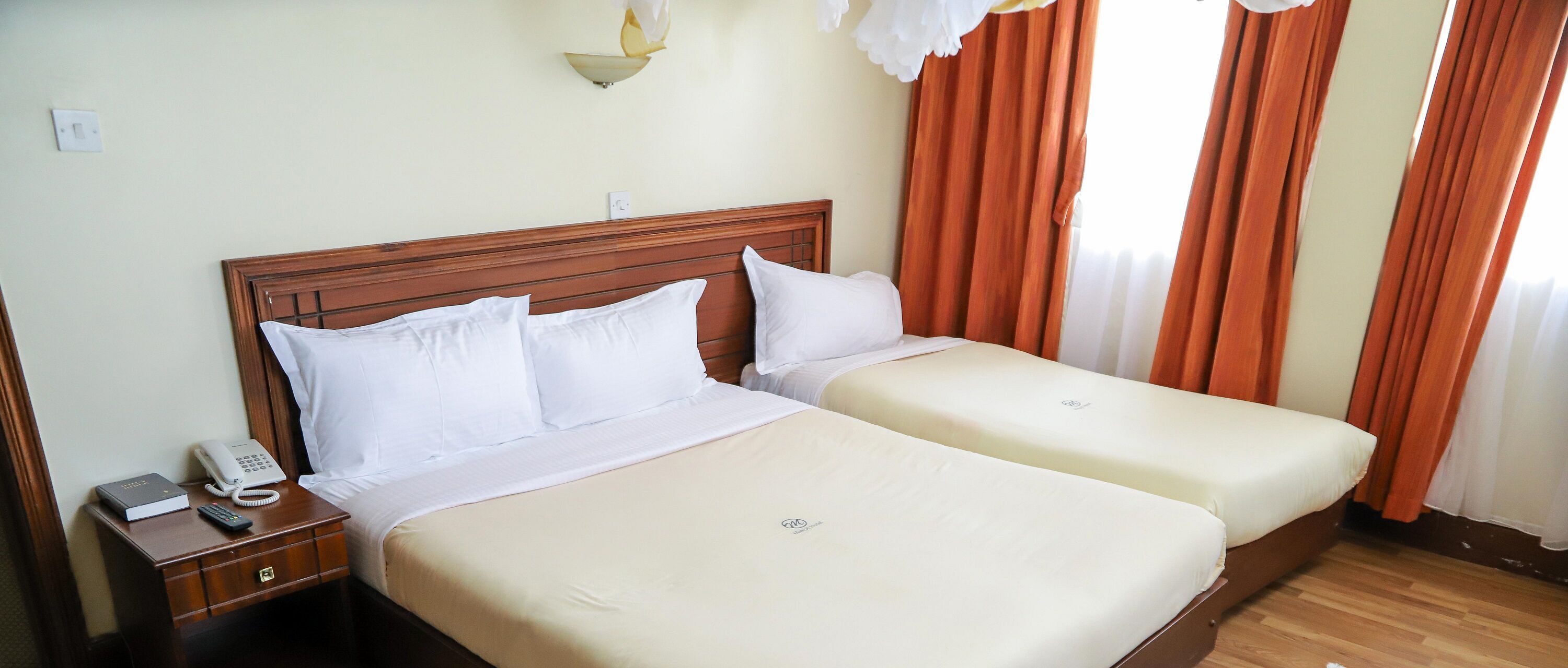 Escritorio, cortinas blackout, wifi gratis y ropa de cama 