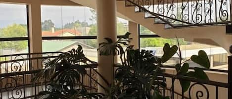 حيث تُقدم وجبات الإفطار، الغداء، العشاء، خيارت الطبخ المحلي والعالمي