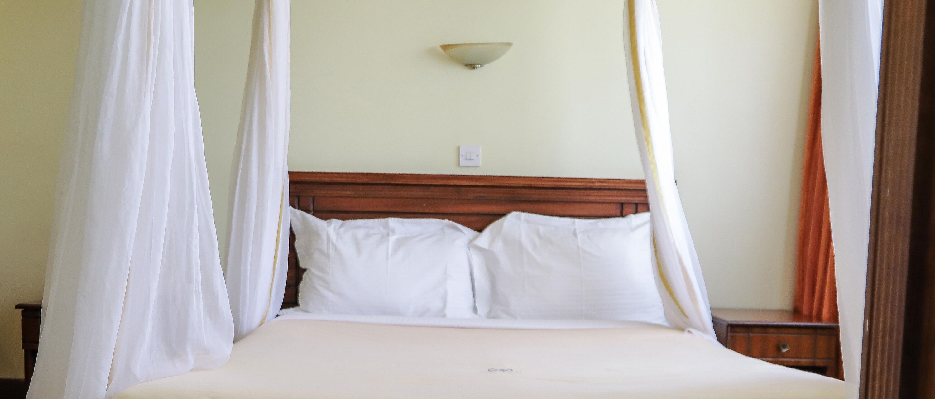 Escritorio, cortinas blackout, wifi gratis y ropa de cama 